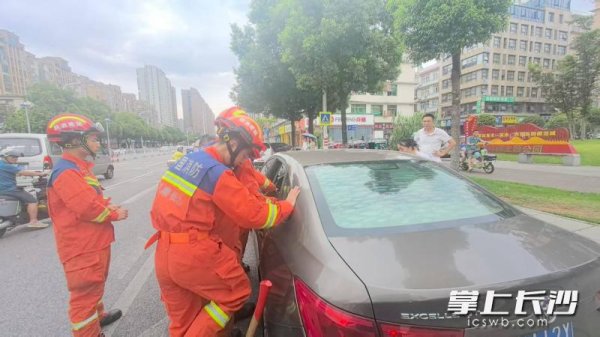 配资手机平台 险! 2岁幼童被反锁车内, 消防紧急处置